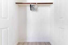 Stylish 4br 2.5ba Haven In Houston 4 Bedroom Home by RedAwning