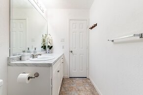 Stylish 4br 2.5ba Haven In Houston 4 Bedroom Home by RedAwning