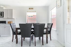 Stylish 4br 2.5ba Haven In Houston 4 Bedroom Home by RedAwning