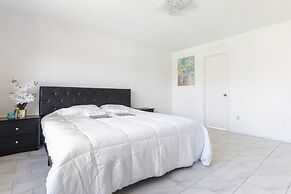 Stylish 4br 2.5ba Haven In Houston 4 Bedroom Home by RedAwning