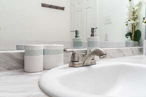 Stylish 4br 2.5ba Haven In Houston 4 Bedroom Home by RedAwning