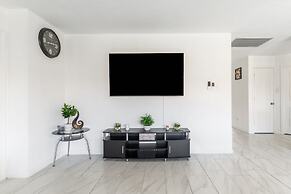 Stylish 4br 2.5ba Haven In Houston 4 Bedroom Home by RedAwning