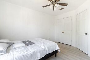 Stylish 4br 2.5ba Haven In Houston 4 Bedroom Home by RedAwning