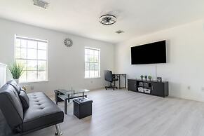 Stylish 4br 2.5ba Haven In Houston 4 Bedroom Home by RedAwning