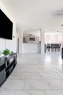 Stylish 4br 2.5ba Haven In Houston 4 Bedroom Home by RedAwning