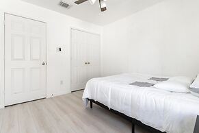 Stylish 4br 2.5ba Haven In Houston 4 Bedroom Home by RedAwning
