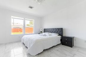 Stylish 4br 2.5ba Haven In Houston 4 Bedroom Home by RedAwning