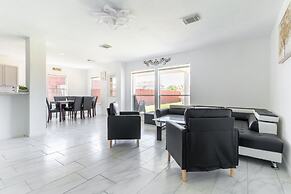 Stylish 4br 2.5ba Haven In Houston 4 Bedroom Home by RedAwning