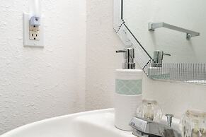 Stylish 4br 2.5ba Haven In Houston 4 Bedroom Home by RedAwning