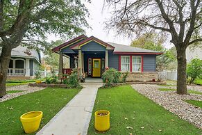 Eclectic Oasis: Artful & Colorful Comfort 3 Bedroom Home