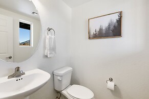 Breezy Pines Getaway 3 Bedroom Home by RedAwning