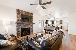 Breezy Pines Getaway 3 Bedroom Home by RedAwning