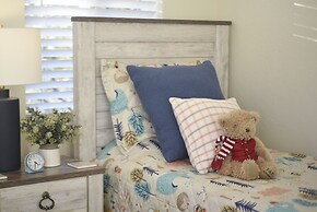 Breezy Pines Getaway 3 Bedroom Home by RedAwning