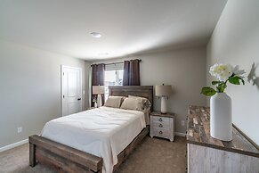 Charming Retreat: Cozy & Stylish Home 4 Bedroom Home