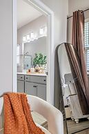 Charming Retreat: Cozy & Stylish Home 4 Bedroom Home
