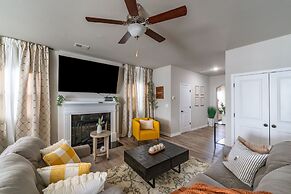 Charming Retreat: Cozy & Stylish Home 4 Bedroom Home