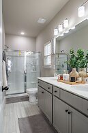 Charming Retreat: Cozy & Stylish Home 4 Bedroom Home