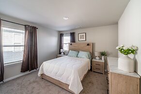 Charming Retreat: Cozy & Stylish Home 4 Bedroom Home