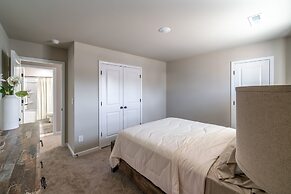 Charming Retreat: Cozy & Stylish Home 4 Bedroom Home