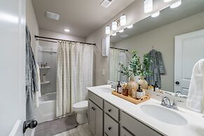 Charming Retreat: Cozy & Stylish Home 4 Bedroom Home