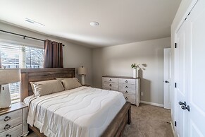 Charming Retreat: Cozy & Stylish Home 4 Bedroom Home