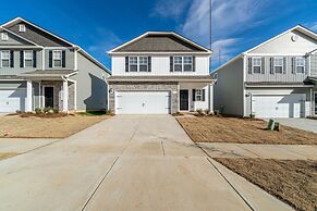 Charming Retreat: Cozy & Stylish Home 4 Bedroom Home