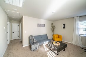 Charming Retreat: Cozy & Stylish Home 4 Bedroom Home