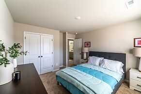 Charming Retreat: Cozy & Stylish Home 4 Bedroom Home