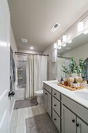 Charming Retreat: Cozy & Stylish Home 4 Bedroom Home