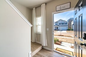 Charming Retreat: Cozy & Stylish Home 4 Bedroom Home