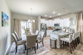 Charming Retreat: Cozy & Stylish Home 4 Bedroom Home