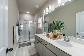 Charming Retreat: Cozy & Stylish Home 4 Bedroom Home