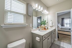 Charming Retreat: Cozy & Stylish Home 4 Bedroom Home