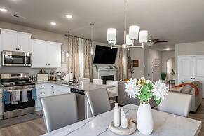 Charming Retreat: Cozy & Stylish Home 4 Bedroom Home