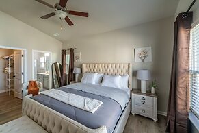 Charming Retreat: Cozy & Stylish Home 4 Bedroom Home