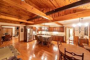 Champion Charmer Spacious Backyard W/ Grill 3 Bedroom Home