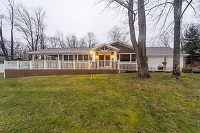 Champion Charmer Spacious Backyard W/ Grill 3 Bedroom Home