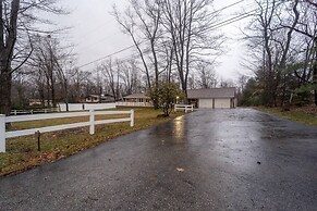 Champion Charmer Spacious Backyard W/ Grill 3 Bedroom Home