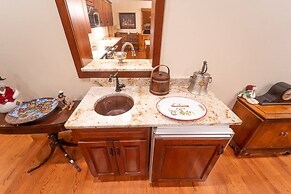 Champion Charmer Spacious Backyard W/ Grill 3 Bedroom Home