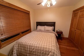 Champion Charmer Spacious Backyard W/ Grill 3 Bedroom Home