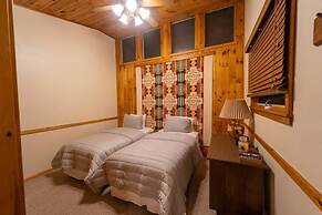 Champion Charmer Spacious Backyard W/ Grill 3 Bedroom Home