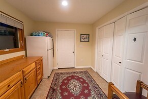 Champion Charmer Spacious Backyard W/ Grill 3 Bedroom Home