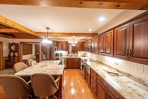 Champion Charmer Spacious Backyard W/ Grill 3 Bedroom Home