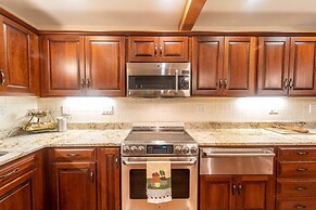 Champion Charmer Spacious Backyard W/ Grill 3 Bedroom Home