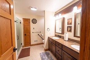 Champion Charmer Spacious Backyard W/ Grill 3 Bedroom Home