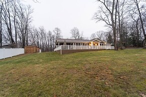 Champion Charmer Spacious Backyard W/ Grill 3 Bedroom Home