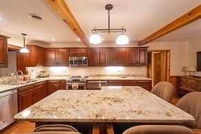 Champion Charmer Spacious Backyard W/ Grill 3 Bedroom Home