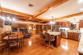 Champion Charmer Spacious Backyard W/ Grill 3 Bedroom Home