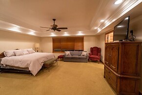 Champion Charmer Spacious Backyard W/ Grill 3 Bedroom Home