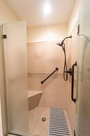 Champion Charmer Spacious Backyard W/ Grill 3 Bedroom Home